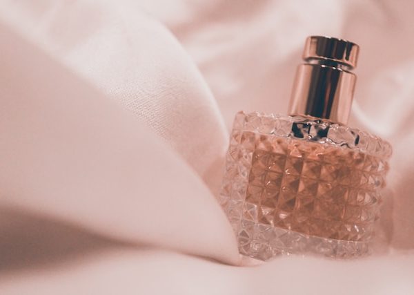 Ilustrasi jual parfum original online