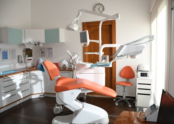 Ilustrasi dokter gigi spesialis ortodonti
