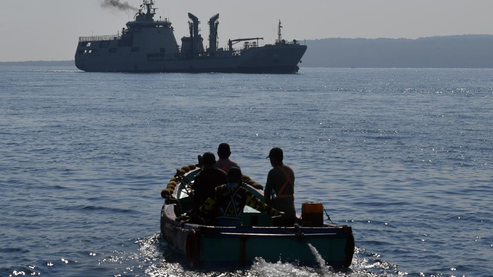 TNI AL Sikat Sindikat, Gagalkan Penyelundupan Timah Ratusan Ton!