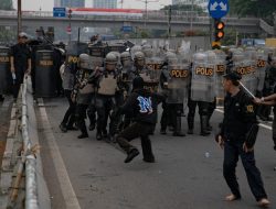 Demo Depan DPR, Gatot Subroto Lumpuh Total!