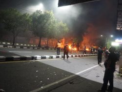 Ricuh! Gas Air Mata Pecah, Mobil Polisi Jadi Sasaran Amuk Massa