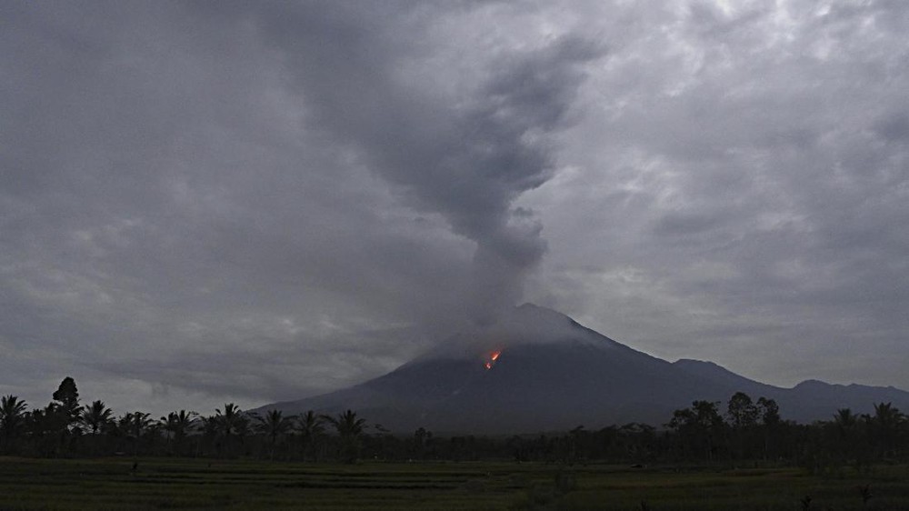 Semeru Kembali Bergejolak, Abu Vulkanik Setinggi 700 Meter!