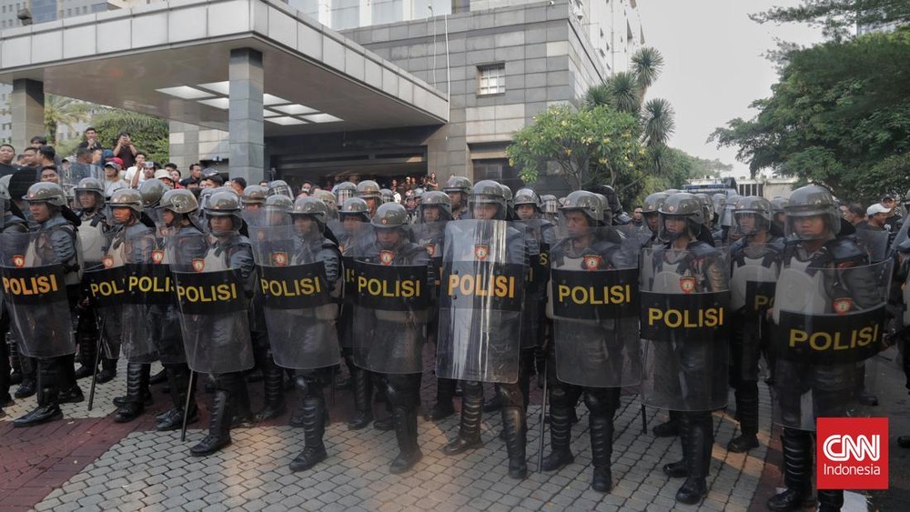 Demo Berujung Ricuh, Massa Jebol Polda Metro Jaya!