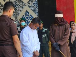 Aceh Cambuk Pasangan Gay di Depan Umum, 76 Kali!
