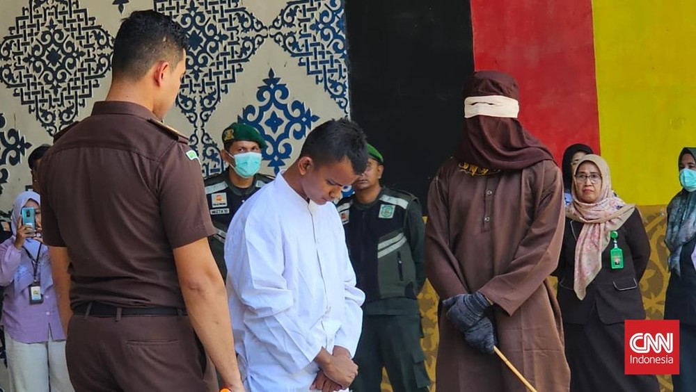 Aceh Cambuk Pasangan Gay di Depan Umum, 76 Kali!