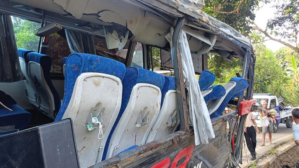 Bus Rombongan Nakes RSBS Jember Terguling di Bromo, Korban Berjatuhan