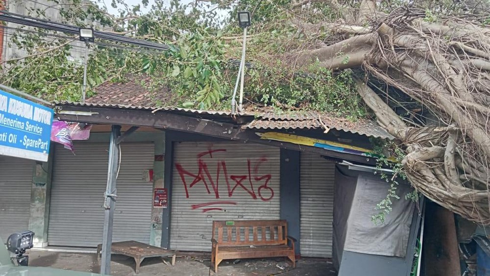 Angin Kencang Porak-Porandakan Bojongsoang, Belasan Rumah Rusak!