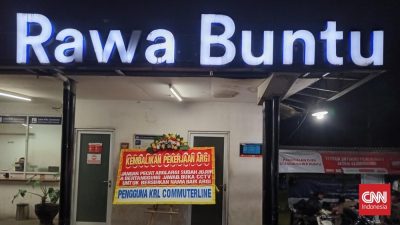 Dukungan Papan Bunga untuk Argi, Petugas KRL yang Viral