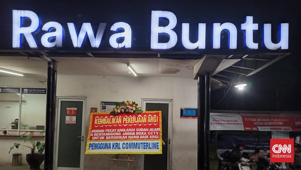 Dukungan Papan Bunga untuk Argi, Petugas KRL yang Viral