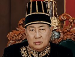 Jokowi Beri Penghormatan Terakhir, Salatkan Jenazah PB XIII