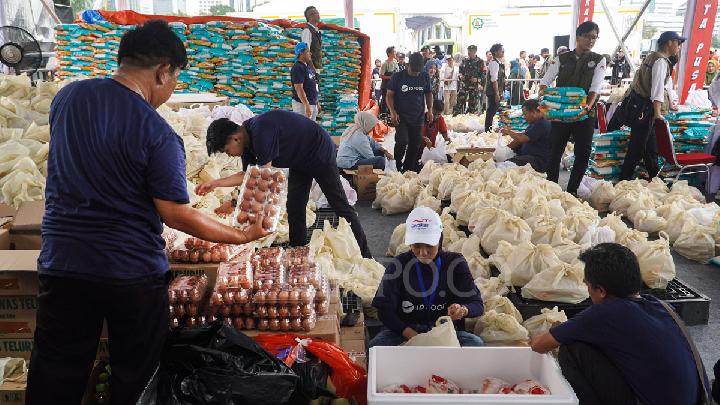 100 Ribu Sembako Gratis dari Istana Banjiri Monas, Warga Sumringah