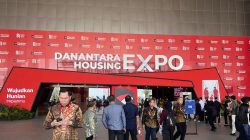 faseberita.id - Sebuah terobosan fantastis mewarnai Danantara Housing Expo 2026 yang berlangsung di NICE PIK 2 Jakarta. Masyarakat kini berkesempatan mewujudkan impian memiliki rumah dengan skema Kredit Pemilikan Rumah KPR yang sangat menggiurkan. Bayangkan saja uang muka DP hanya satu persen dan tenor cicilan bisa mencapai empat puluh tahun sebuah durasi yang belum pernah ada sebelumnya di industri perbankan nasional.