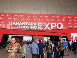 faseberita.id – Sebuah terobosan fantastis mewarnai Danantara Housing Expo 2026 yang berlangsung di NICE PIK 2 Jakarta. Masyarakat kini berkesempatan mewujudkan impian memiliki rumah dengan skema Kredit Pemilikan Rumah KPR yang sangat menggiurkan. Bayangkan saja uang muka DP hanya satu persen dan tenor cicilan bisa mencapai empat puluh tahun sebuah durasi yang belum pernah ada sebelumnya di industri perbankan nasional.