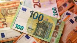 Euro Terjun Bebas Akibat Krisis Prancis
