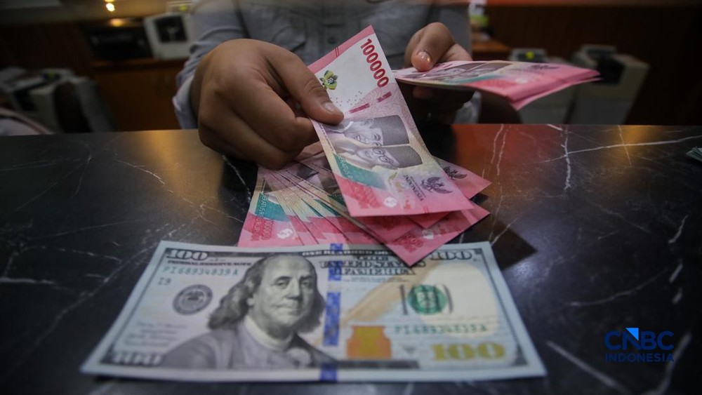 Rupiah Terpuruk Tembus Rp18.000 Per Dolar AS